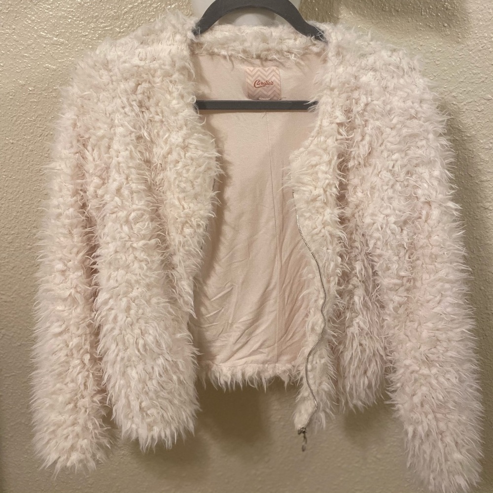 WHITE SHIRPA JACKET. never worn size S/M